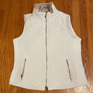 White quilted vest with faux fur collar size large